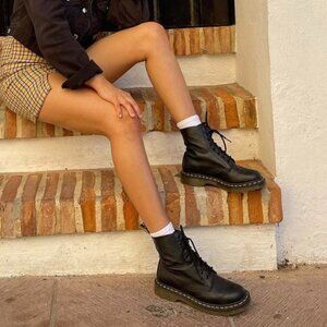 DR MARTENS black Delaney lace up combat boots